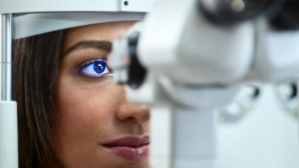optician young woman eye test 762131136
